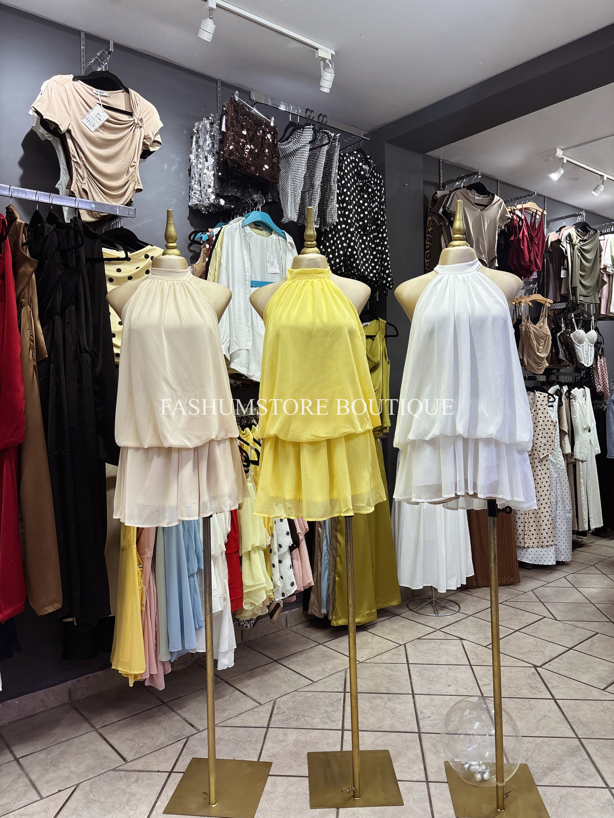 Vestido cuello halter espalda descubierta
