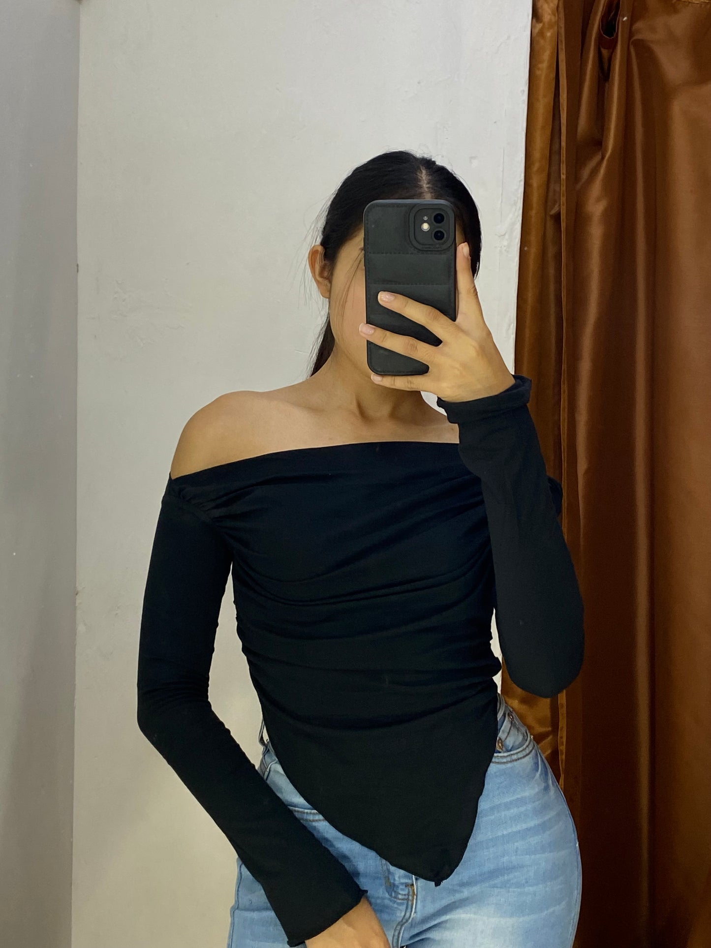 Blusa blanca manga larga asimétrica