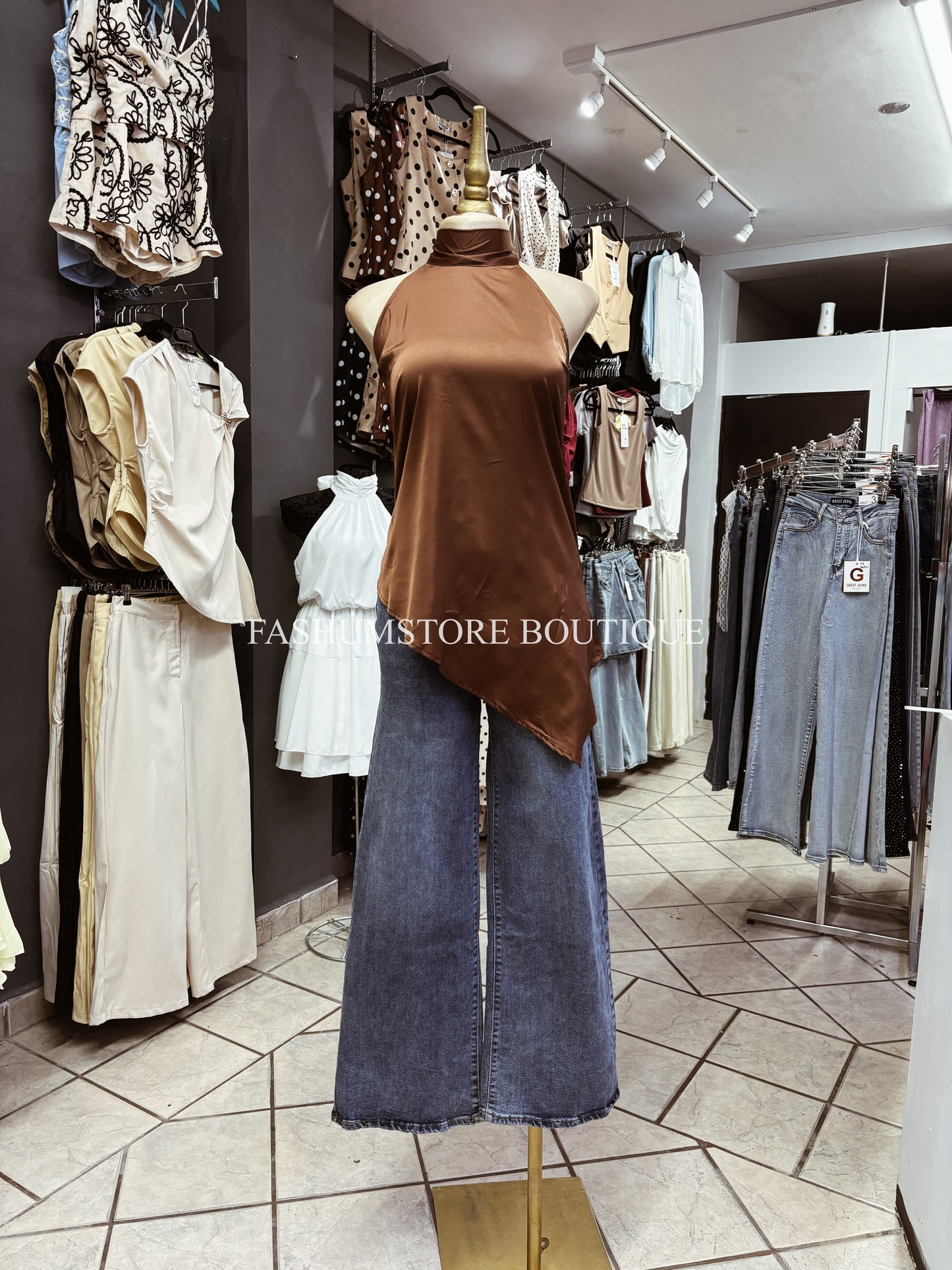 Blusa satinada cuello halter