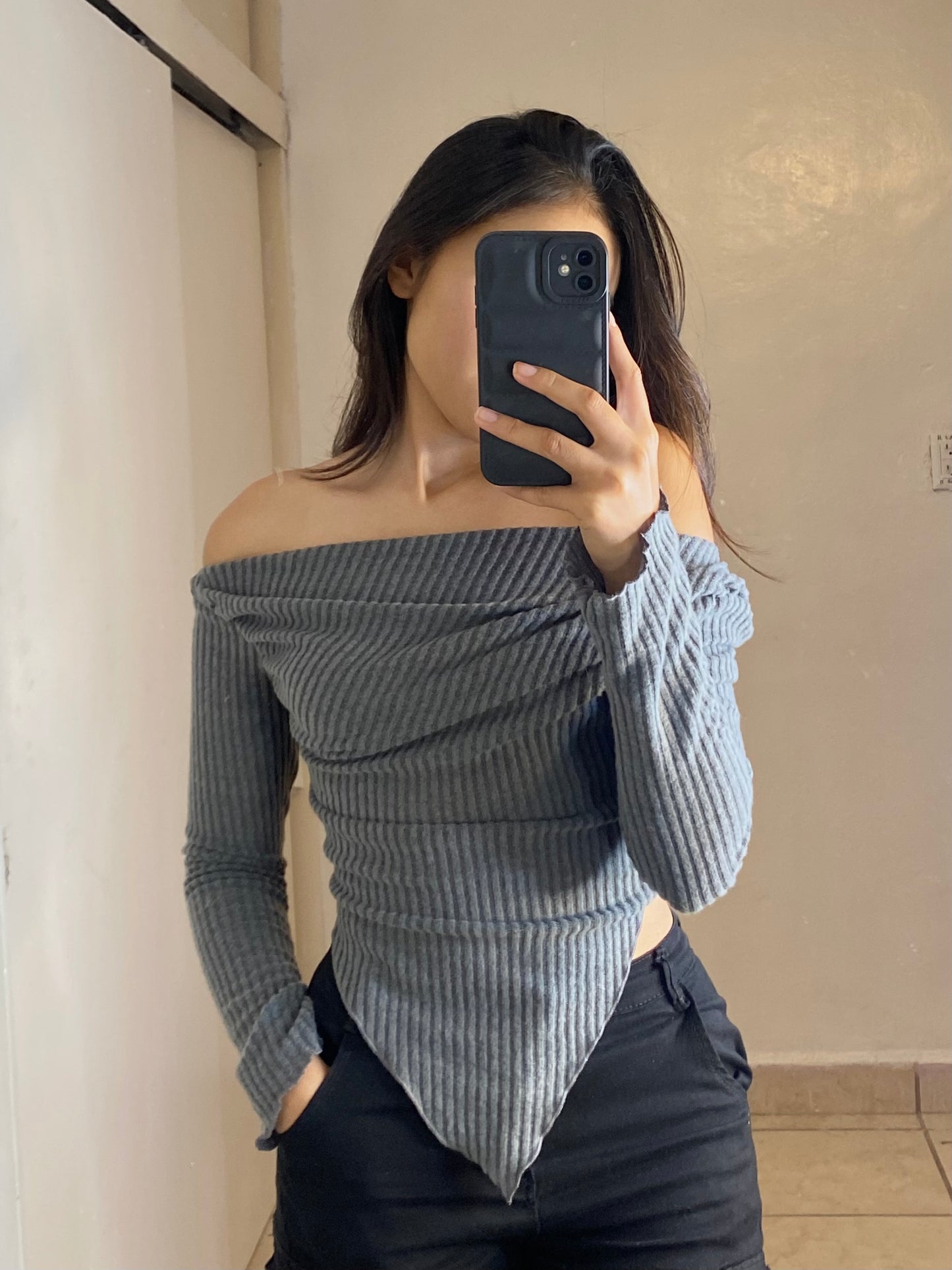 Blusa blanca manga larga asimétrica