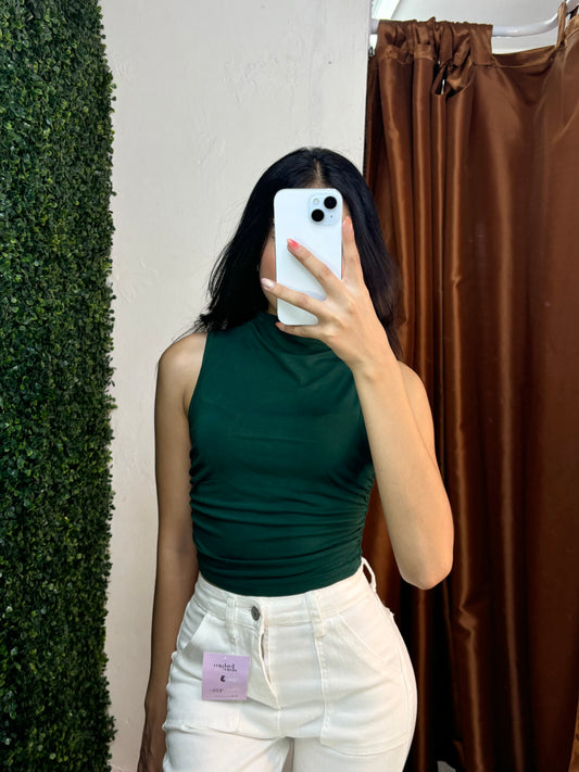 Blusa corta con cuello alto