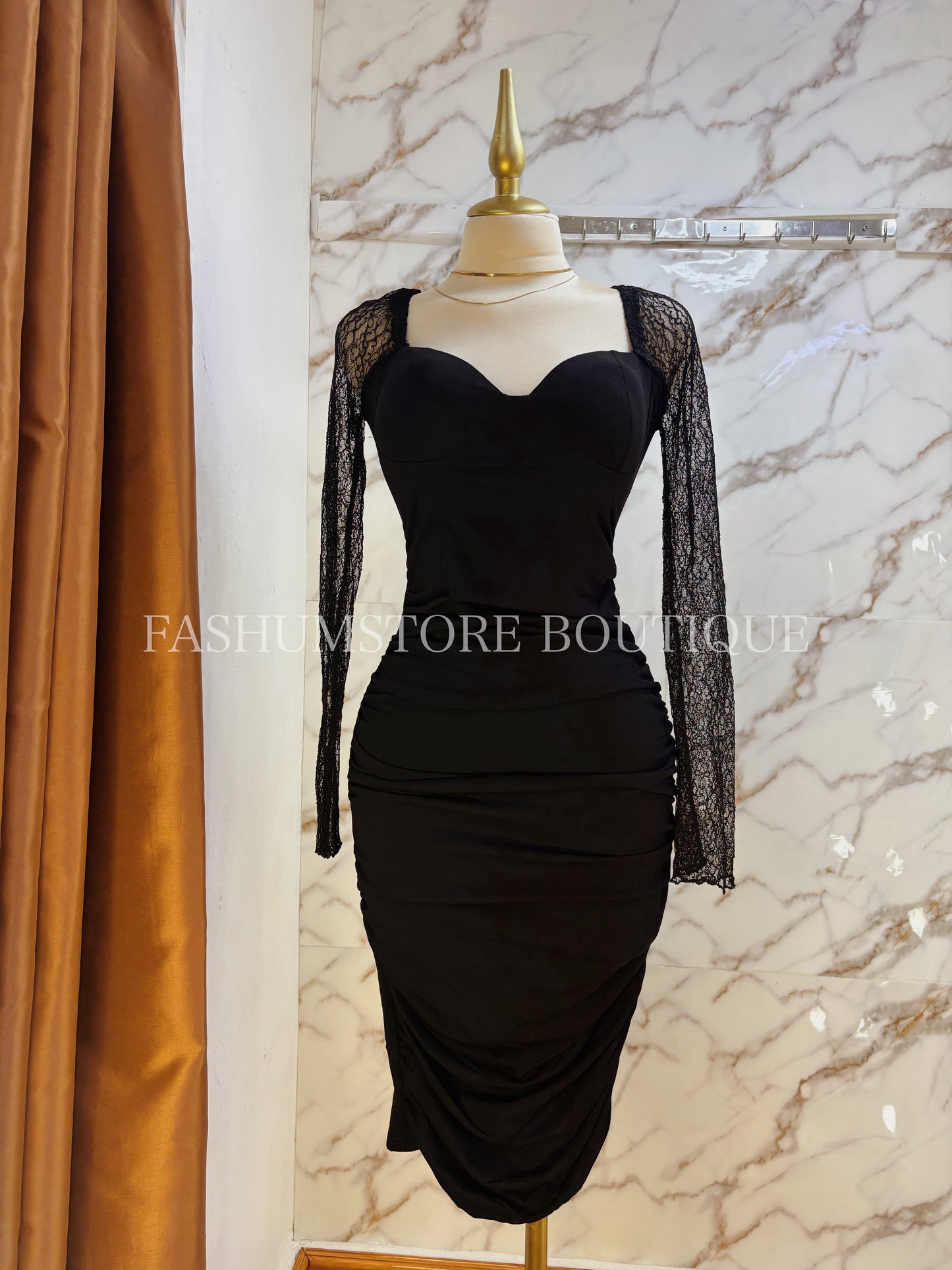 Vestido negro con mangas de encaje M/L