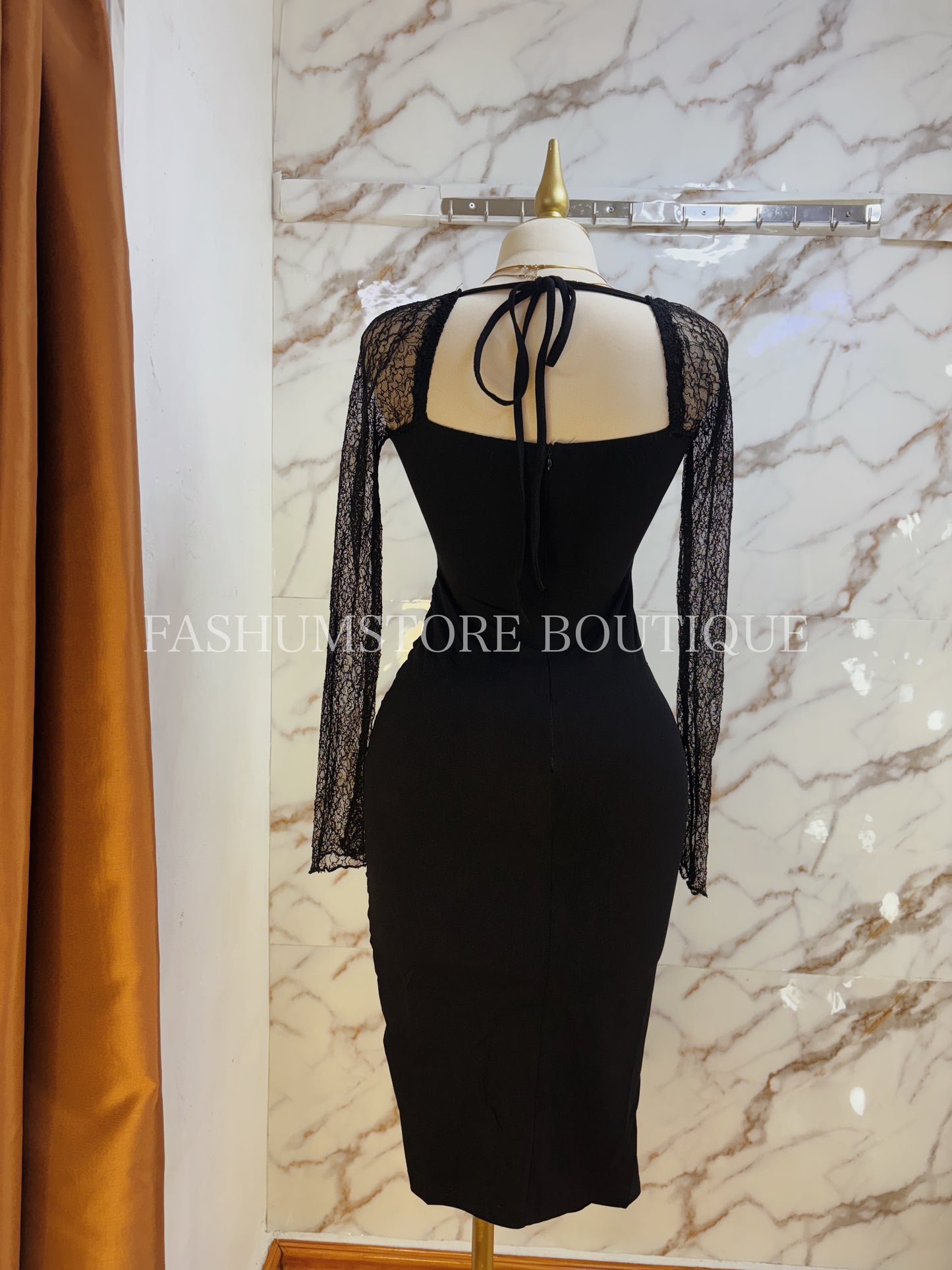Vestido negro con mangas de encaje M/L