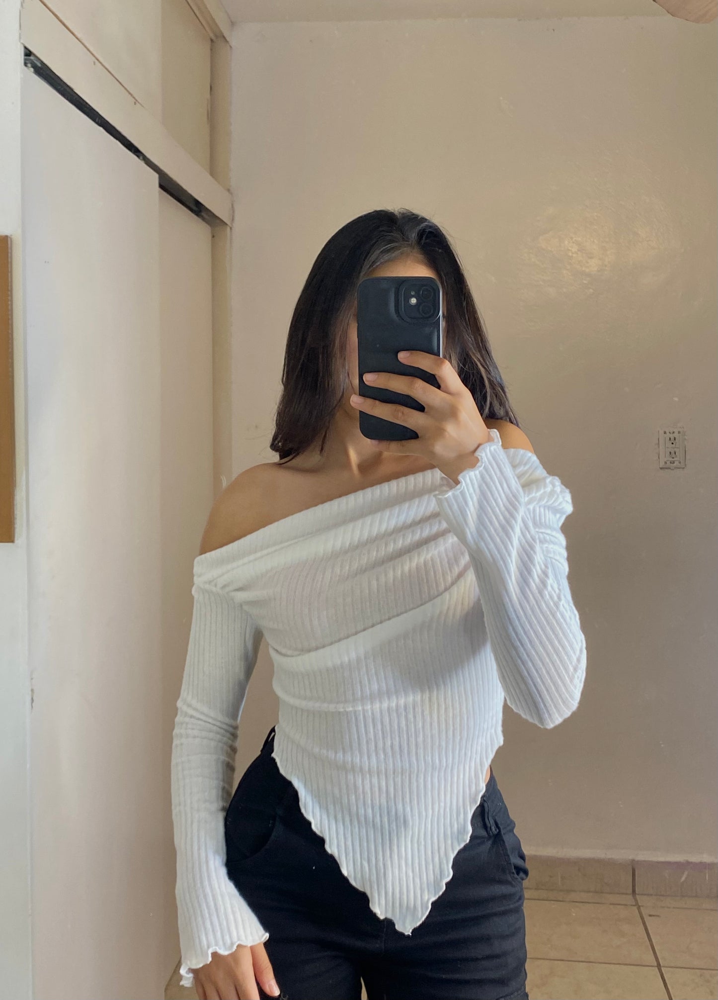 Blusa blanca manga larga asimétrica