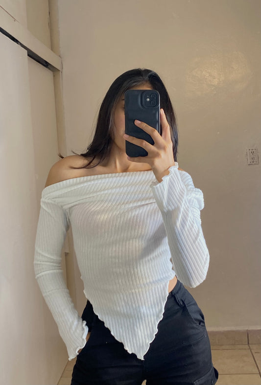 Blusa blanca manga larga asimétrica