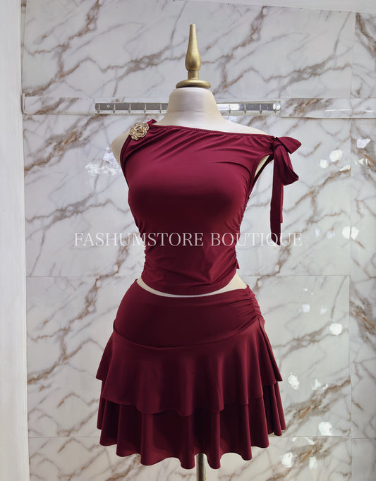 Top vino con broche de flor
